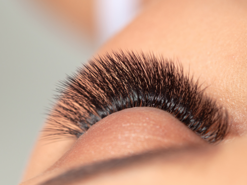Différence entre l’extension de cils et le rehaussement de cils ?